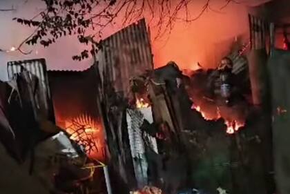 Voraz incendio en un asentamiento en Chacarita