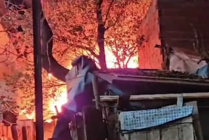 Voraz incendio en un asentamiento en Chacarita