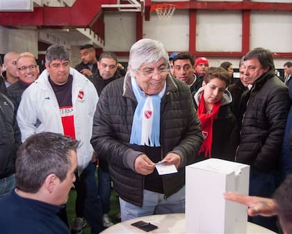 Vota Hugo Moyano, secundado por su hijo Pablo, a la izquierda, y Héctor Maldonado, clave en la campaña, a la derecha