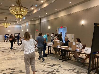 Votación de argentinos en Miami, en un hotel al lado del consulado, en 2021