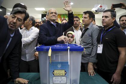 Votación del candidato reformista Masud Pezeshkian en Teheran (Majid Khahi, ISNA via AP)