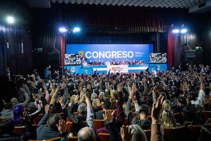Votación en el congreso del PJ bonaerense en Merlo.