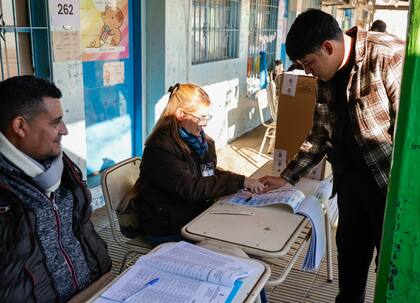 Votación en la Escuela Primaria N°701 "Aeronáutica Argentina", de Moreno