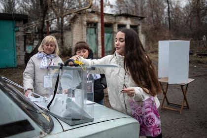 Votación en la región de Donetsk, bajo control de Rusia. (STRINGER / AFP)