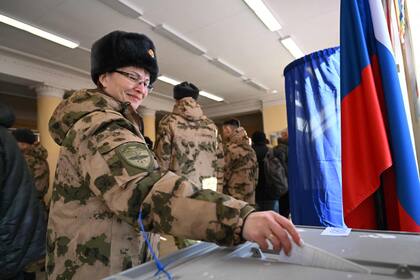 Votación en un centro en Moscú. (NATALIA KOLESNIKOVA / AFP)