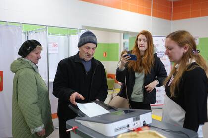 Votantes en Belgorod, Rusia (Photo by STRINGER / AFP)