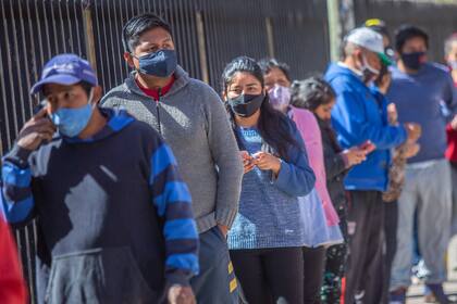 Votantes esperan afuera de una escuela en las últimas elecciones legislativas de Salta