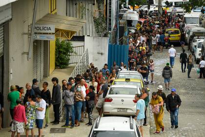 Votantes hacen fila en un colegio electoral durante las elecciones generales en Río de Janeiro, Brasil, el domingo 2 de octubre de 2022. 
