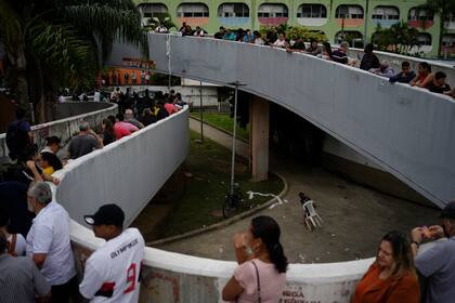 Votantes hacen fila en un colegio electoral en la favela Rocinha en Río de Janeiro, Brasil