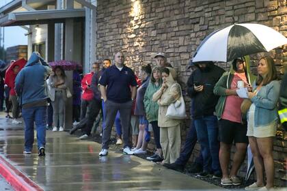 Votantes se forman para emitir sus votos durante el día de las elecciones de Estados Unidos en el centro comunitario Richard y Meg Weekley, el martes 5 de noviembre de 2024, en Cypress, Texas