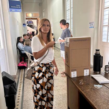 Votó Amalia Granata y dejó un contundente mensaje en redes