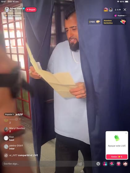 Votó el futbolista Arturo Vidal