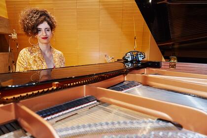 "Voy al piano en situaciones en donde siento que me está pasando algo y la verdad es que le doy curso o concibo a las canciones que cuando las voy haciendo se me ponen los ojos vidriosos", dice sobre su trabajo como compositora
