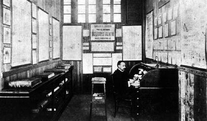 Vucetich en su oficina del departamento de policía en Buenos Aires