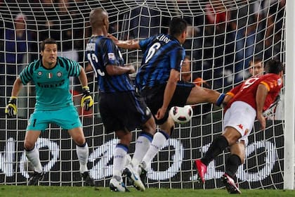 Vucinic mete la palomita y sentencia la victoria