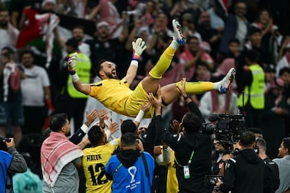 Vuela el arquero Yazeed Abulaila en los festejos de Jordania por la clasificación a la final de la Copa Árabe de Naciones
