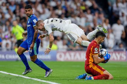 Vuela Franco Mastuantono, toma el balón Gerónimo Rulli