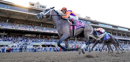 Vuela hacia la meta Ted Noffey (8) con el jockey John Velázquez; ganó la Breeders’ Cup Juvenile en Del Mar y está invicto en cuatro carreras
