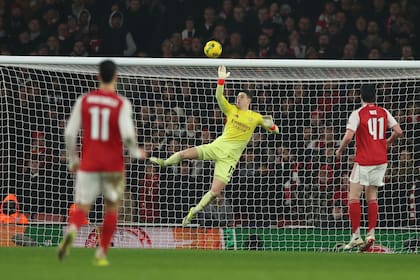 Vuela Kepa y despeja el remate de media distancia de Enzo Fernández