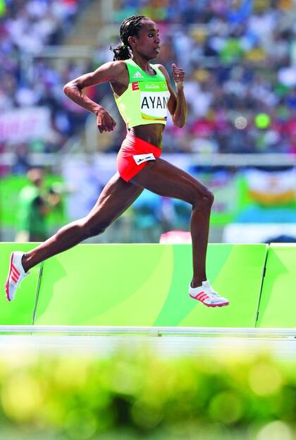 Vuela literalmente Alma Ayana, que trituró el récord de 10.000 metros