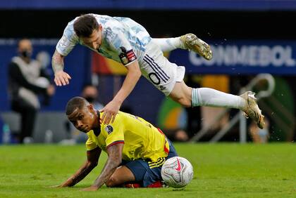 Vuela Messi por encima de Wilmar Barrios; le cometieron cinco faltas e hizo amonestar a tres rivales