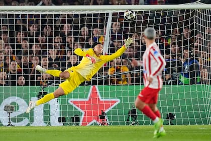 Vuela Musso, en una de sus atajadas en el triunfo del Atlético de Madrid sobre Barcelona