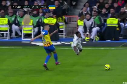Vuela Vinicius por la patada de su compatriota Gabriel Paulista (Valencia), que fue expulsado
