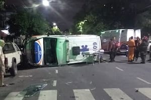 Una ambulancia chocó contra un auto y volcó en Parque Chacabuco
