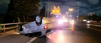 Vuelco en Acceso Oeste.