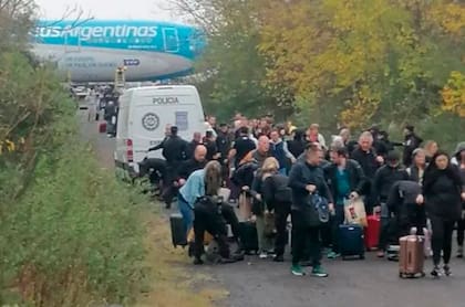 Vuelo de Aerolíneas Argentinas,  AR1304 con destino a la ciudad de Miami, debió ser evacuado a punto de salir debido a una amenaza de bomba.