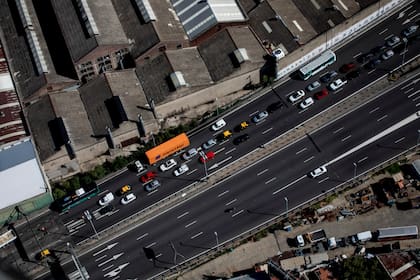 Los autos se acumulan en los peajes