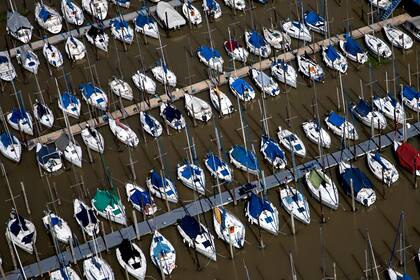 Barcos y lanchas descansan en los apostaderos