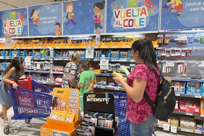 vuelta al cole. compra de útiles escolares