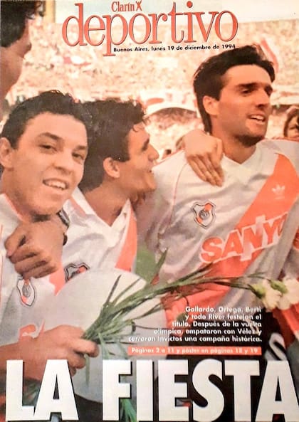 Vuelta olímpica con Gallardo y Ortega, tras obtener el Apertura 93.