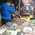 Una feria de libros con promociones y descuentos para recorrer cuando cae el sol
