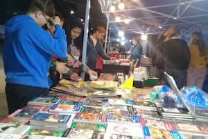 Una feria de libros con promociones y descuentos para recorrer cuando cae el sol
