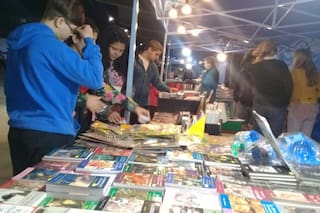Una feria de libros con promociones y descuentos para recorrer cuando cae el sol