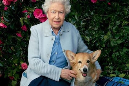 La reina Isabel II junto a su perro Vulcan