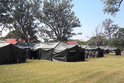 En la Brigada de Monte III, en Resistencia, se desplegaron carpas que podrían ser usadas como alojamiento ante el avance de la pandemia