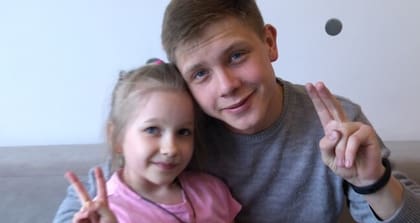 Vyacheslav Yalov junto a una de sus hermanas