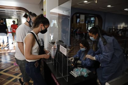 Los residentes y turistas que llegan en auto a la ciudad deben acercarse al Centro de Convenciones o al Edificio de la Munich para realizarse la muestra de saliva