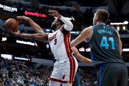 Wade y Nowitzki, en acción en el triunfo de Miami sobre Dallas.