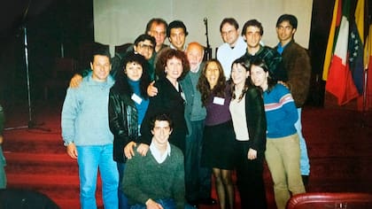 Wado (abajo, centro) junto a sus compañeros y docentes de la Asociación Argentina de Tartamudez.