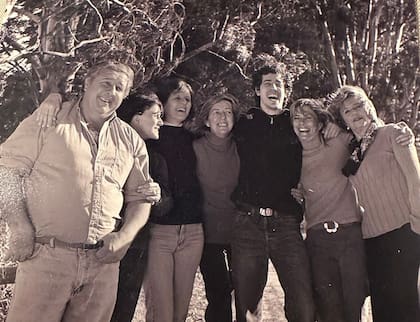 Wado (centro) junto a sus tíos maternos en Mercedes, donde se crió."Hice tratamiento en Mercedes, poco. Familia de productores agropecuarios, había épocas que les iba bien, épocas que les iba mal, y había veces que podía y veces que no".