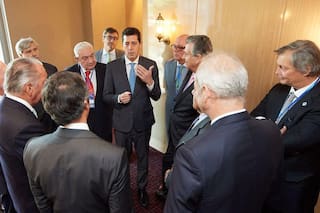 El Gobierno llama al diálogo a la oposición y a empresarios para "bajar un cambio"