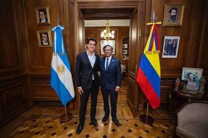 Wado de Pedro, con el presidente de Colombia, Gustavo Petro, en el despacho de Cristina Kirchner