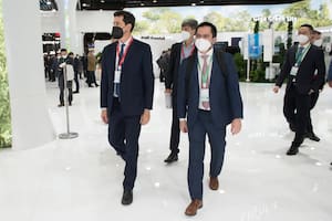 Wado De Pedro durante su visita al stand de Huawei en el Congreso Mundial de Móviles de Barcelona, España