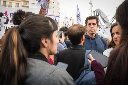 Wado de Pedro en la marcha de jubilados al Congreso de la Nación