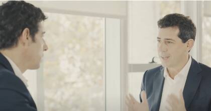 Wado de Pedro grabó un video con el actor Esteban Lamothe para TikTok.