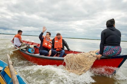 Wado de Pedro y Grabois en un bote mallonero correntino